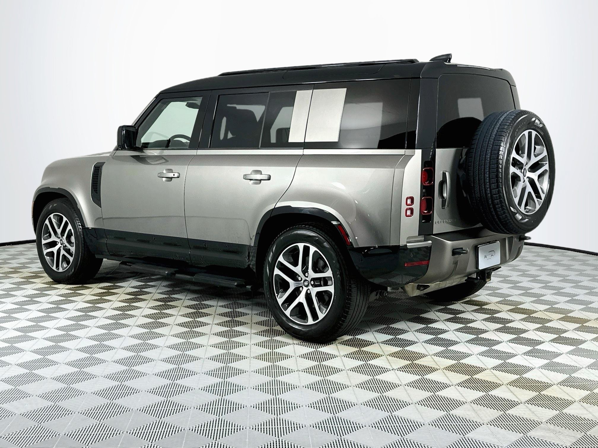 Used 2025 Land Rover Defender 110 X-Dynamic SE AWD/4WD image 7