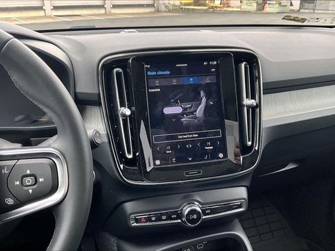 Used 2025 Volvo XC40 B5 Core w/ Protection Package Premier image 9