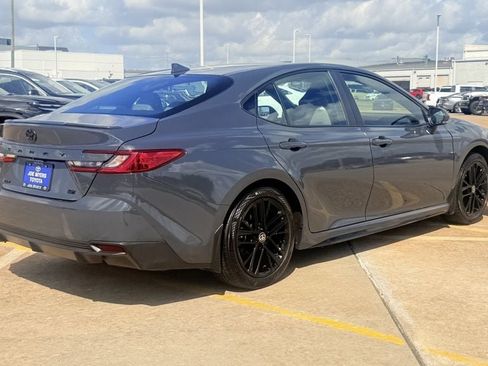 Used 2025 Toyota Camry SE w/ Convenience Package FWD image 5