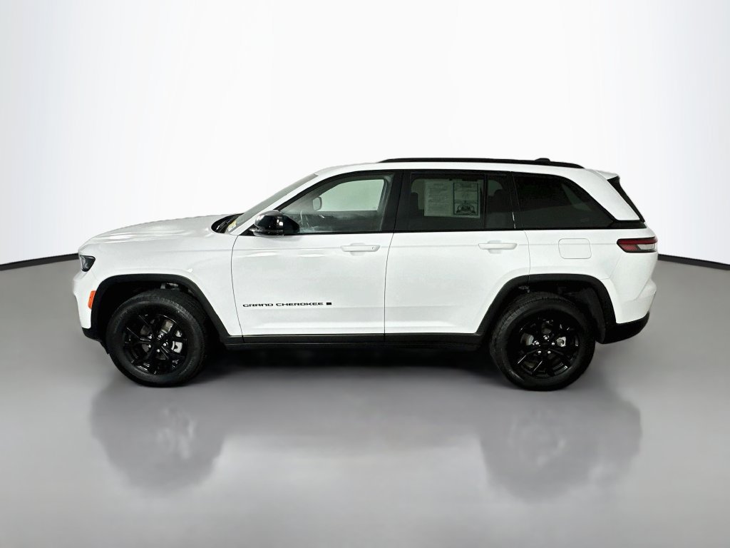 Used 2025 Jeep Grand Cherokee Altitude AWD/4WD image 4