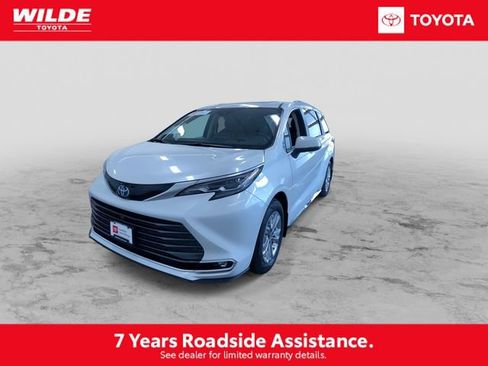 Certified 2024 Toyota Sienna Platinum image 5