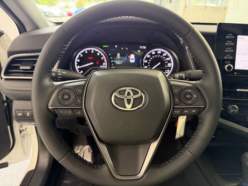 Used 2022 Toyota Camry SE w/ Cold Weather Package AWD/4WD image 16