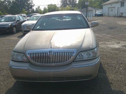 Used 2004 Lincoln Town Car Ultimate RWD image 2