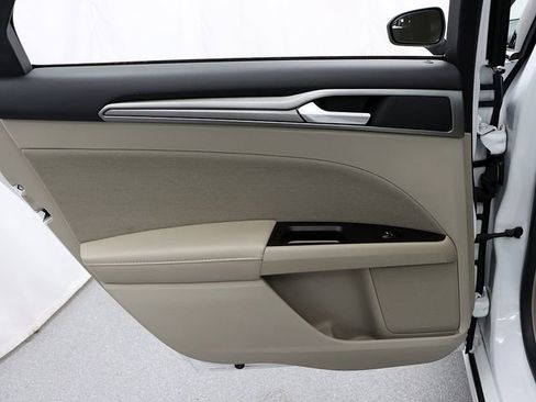 Used 2017 Ford Fusion SE image 24