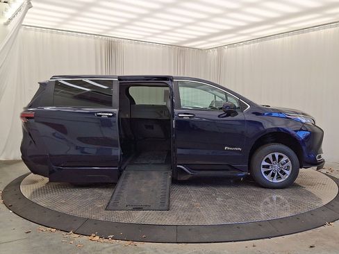 Used 2022 Toyota Sienna XLE image 32