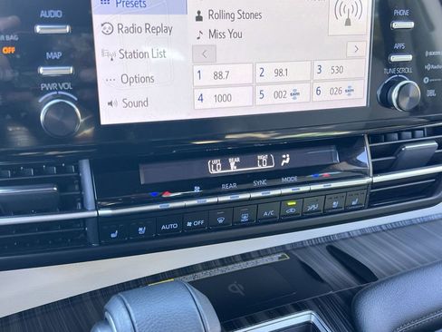 Used 2024 Toyota Sienna Limited image 19