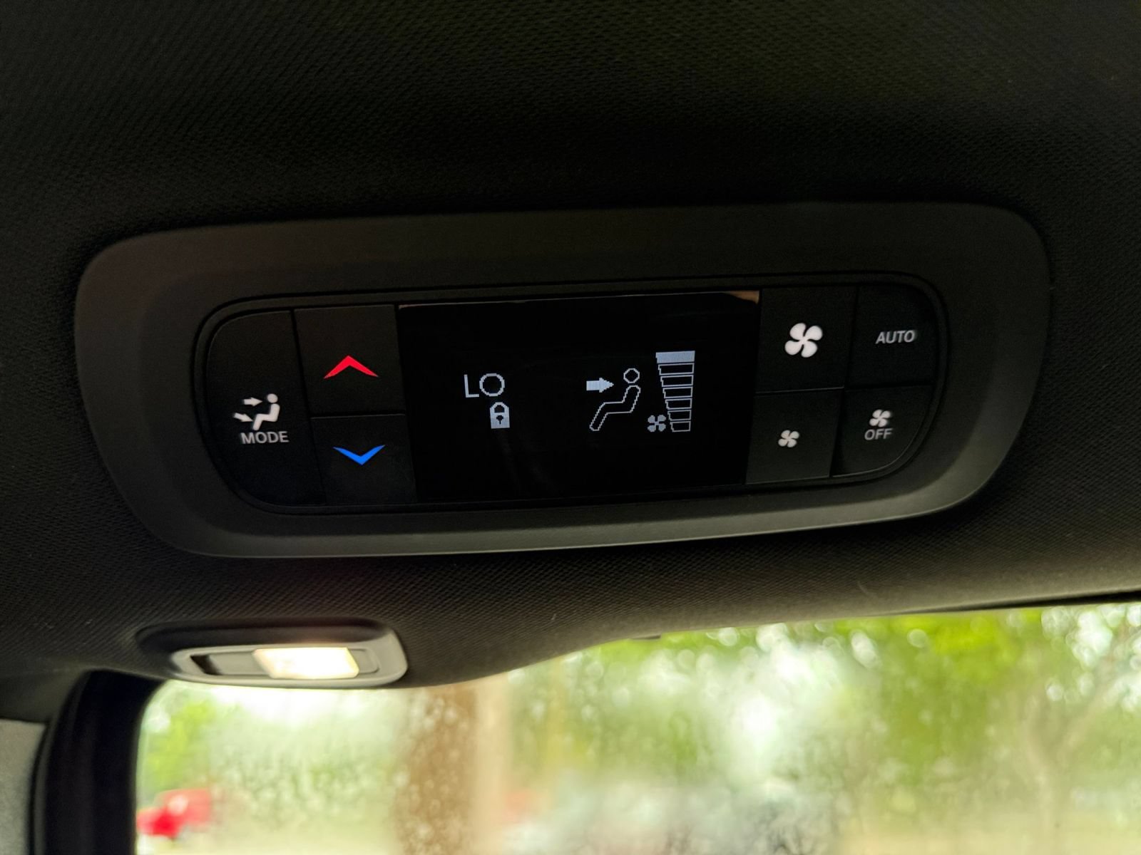 Used 2025 Chrysler Pacifica Limited FWD image 35