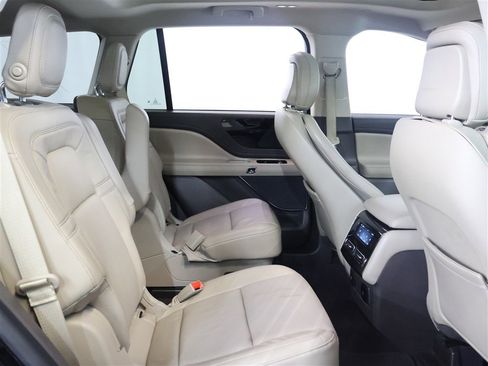 Used 2020 Lincoln Aviator Reserve w/ Equipment Group 201A image 17