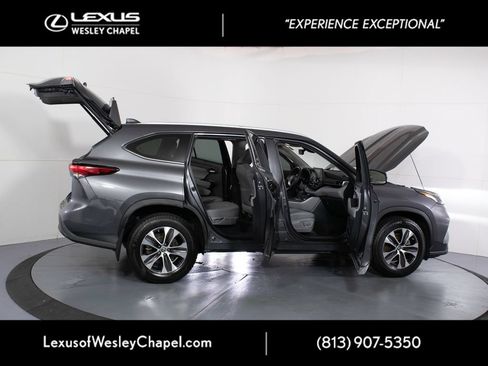 Used 2022 Toyota Highlander XLE AWD/4WD image 15