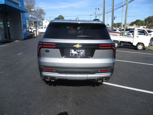 Used 2025 Chevrolet Traverse LT image 4