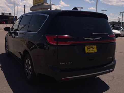 Used 2023 Chrysler Pacifica Touring-L FWD image 8