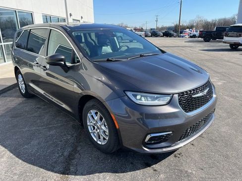 Used 2023 Chrysler Pacifica Touring-L FWD image 3