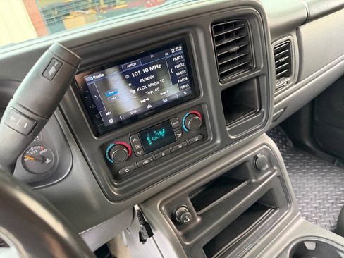 Used 2006 Chevrolet Silverado 2500 LT w/ Heavy-Duty Power Package AWD/4WD image 8