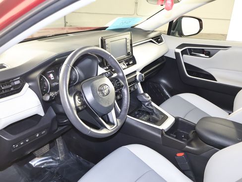 Used 2022 Toyota RAV4 XLE Premium image 2