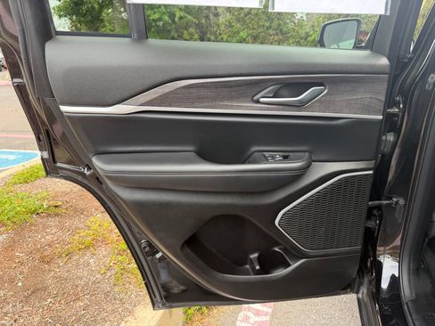 Used 2022 Jeep Grand Cherokee Limited AWD/4WD image 30