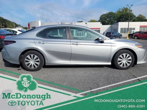 Used 2022 Toyota Camry LE FWD image 4