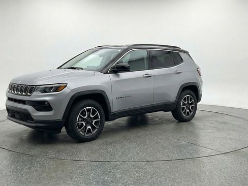 Used 2025 Jeep Compass Trailhawk AWD/4WD image 3