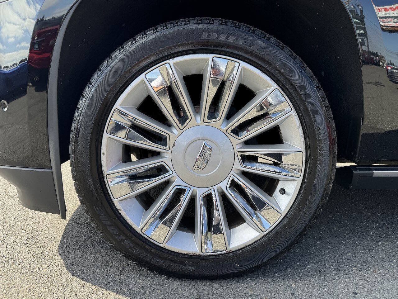 Used 2019 Cadillac Escalade Platinum RWD image 2