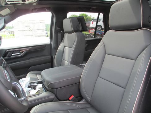 New 2026 GMC Yukon Elevation w/ Elevation Premium Package AWD/4WD image 12
