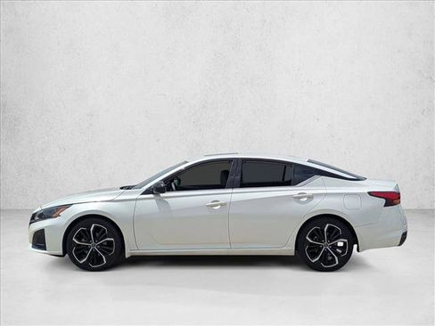 Used 2023 Nissan Altima 2.5 SR w/ SR Premium Package FWD image 9