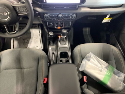 New 2026 Jeep Gladiator Sport AWD/4WD image 13