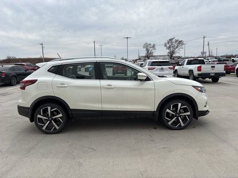 Used 2022 Nissan Rogue Sport SL image 2