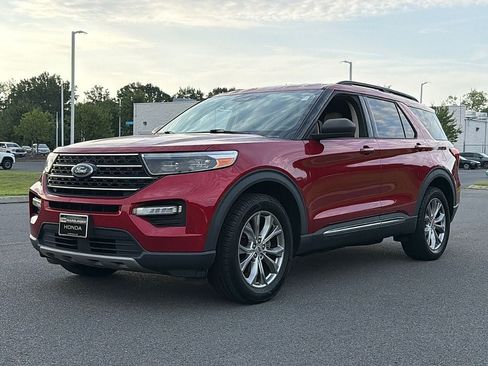 Used 2020 Ford Explorer XLT w/ Equipment Group 202A AWD/4WD image 7