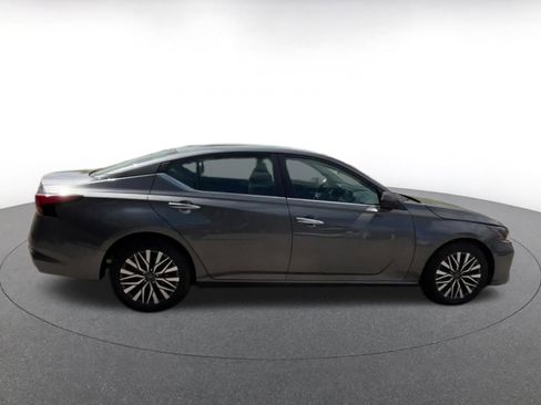 Used 2025 Nissan Altima 2.5 SV image 16