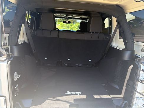 Used 2016 Jeep Wrangler Unlimited Sahara w/ Connectivity Group AWD/4WD image 20