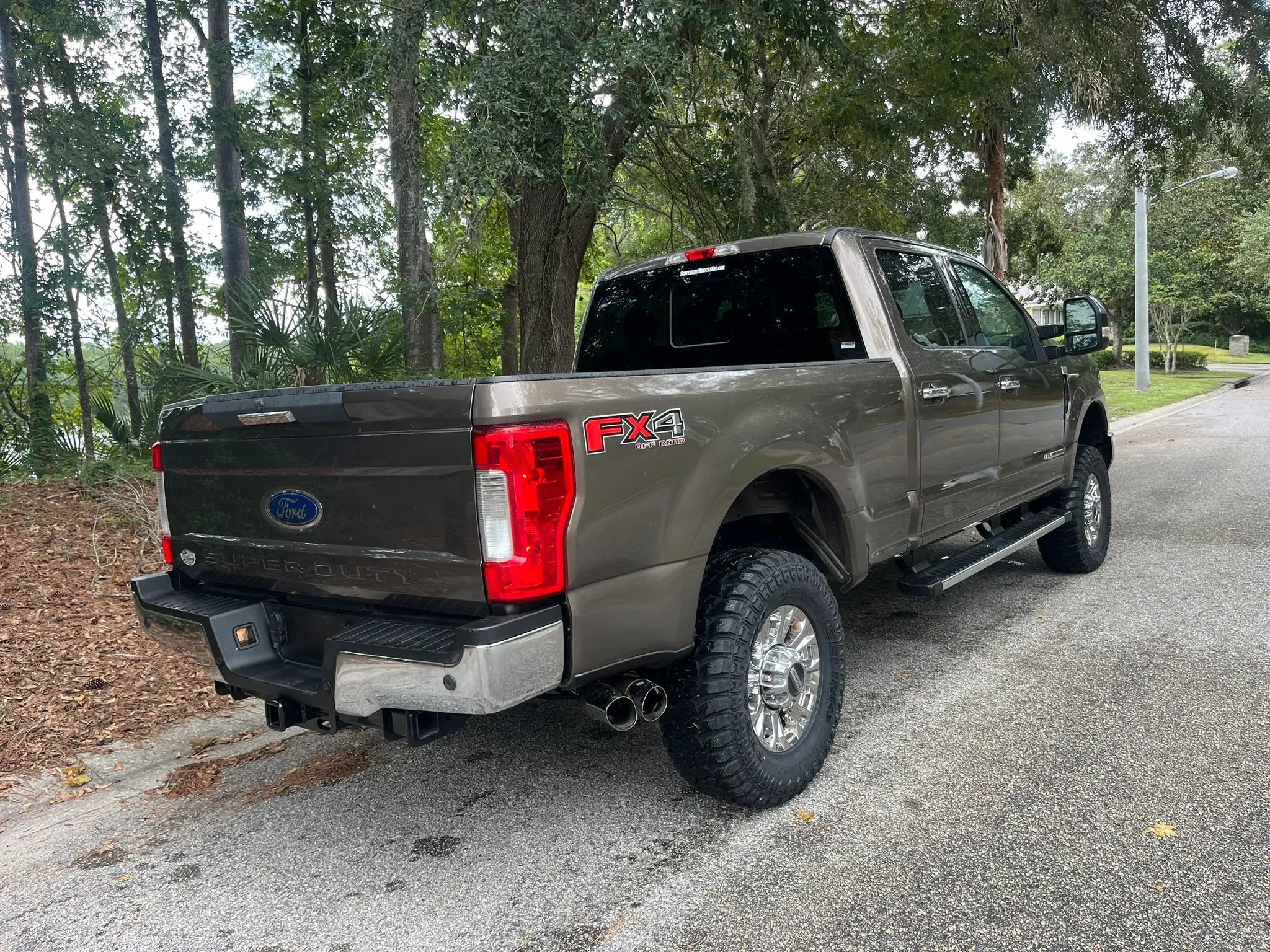 Used 2017 Ford F350 XLT w/ XLT Premium Package AWD/4WD image 4