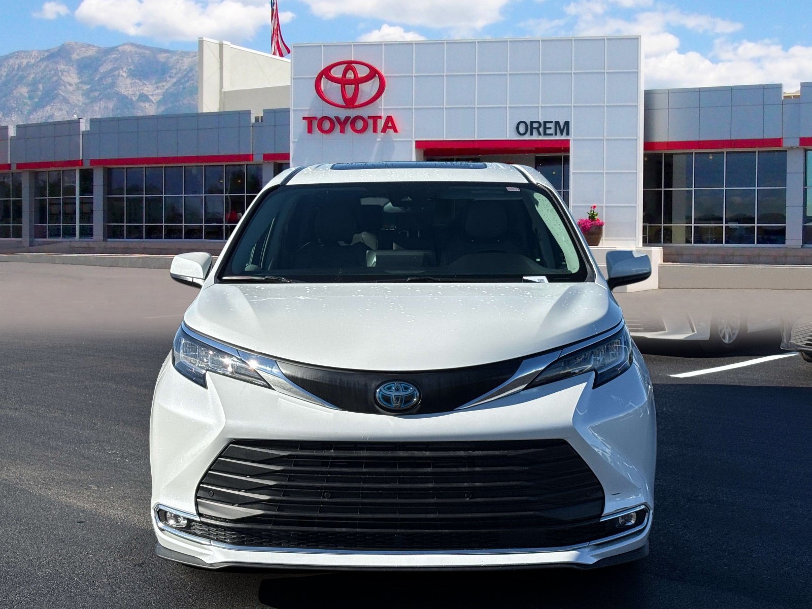 Used 2023 Toyota Sienna XLE FWD image 2