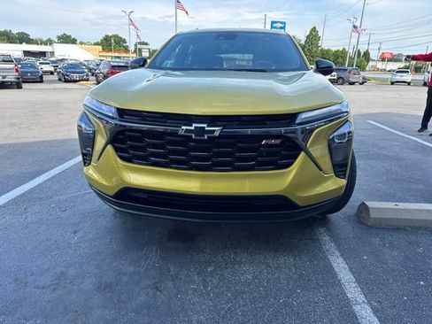 Used 2024 Chevrolet Trax RS w/ Sunroof Package FWD image 2
