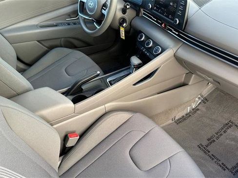 Certified 2025 Hyundai Elantra SE image 16