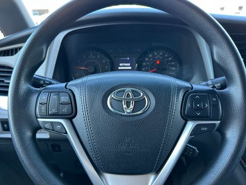 Used 2017 Toyota Sienna LE image 23