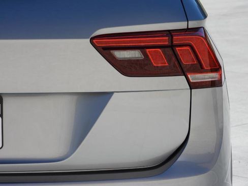 Used 2022 Volkswagen Tiguan SE R-Line image 23