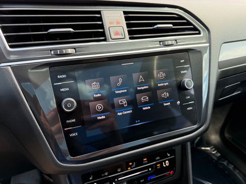 Used 2024 Volkswagen Tiguan SE w/ Panoramic Sunroof Package FWD image 18