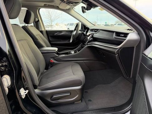 Used 2023 Jeep Grand Cherokee Laredo image 18