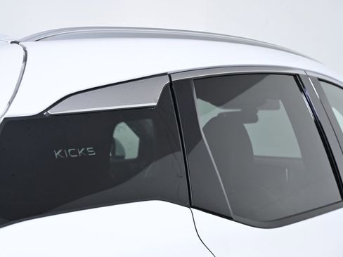 Certified 2025 Nissan Kicks SR image 12