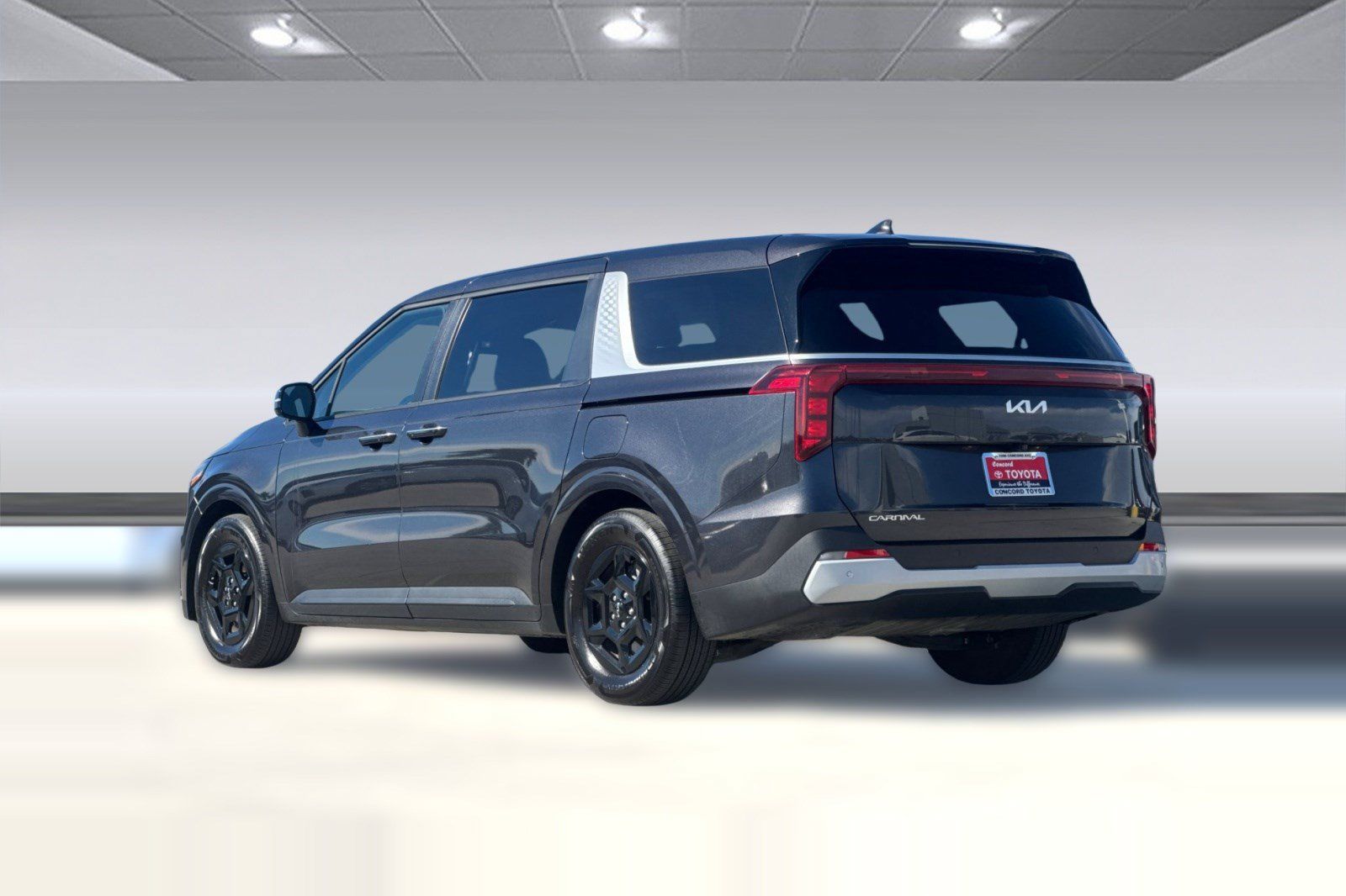 Used 2026 Kia Carnival FWD image 3