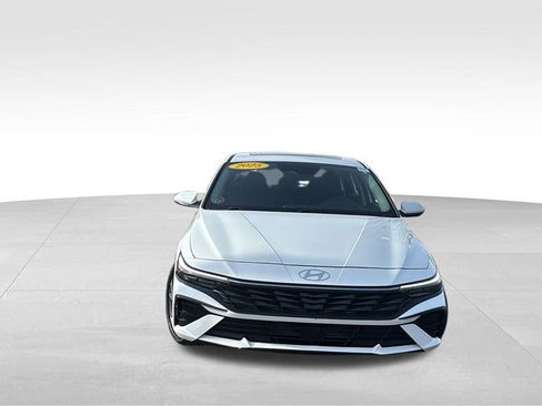 Used 2025 Hyundai Elantra SEL image 2