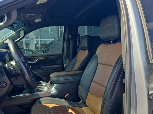 Used 2024 Chevrolet Silverado 1500 High Country w/ Technology Package image 3