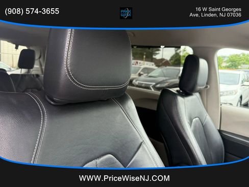 Used 2022 Chrysler Pacifica Touring-L image 22