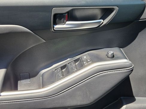 Used 2025 Toyota Highlander XLE image 11