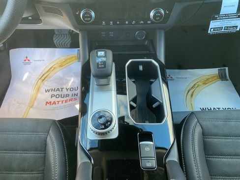 New 2025 Mitsubishi Outlander SE image 22