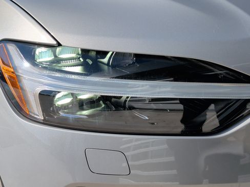 Used 2025 Volvo XC60 B5 Plus image 11