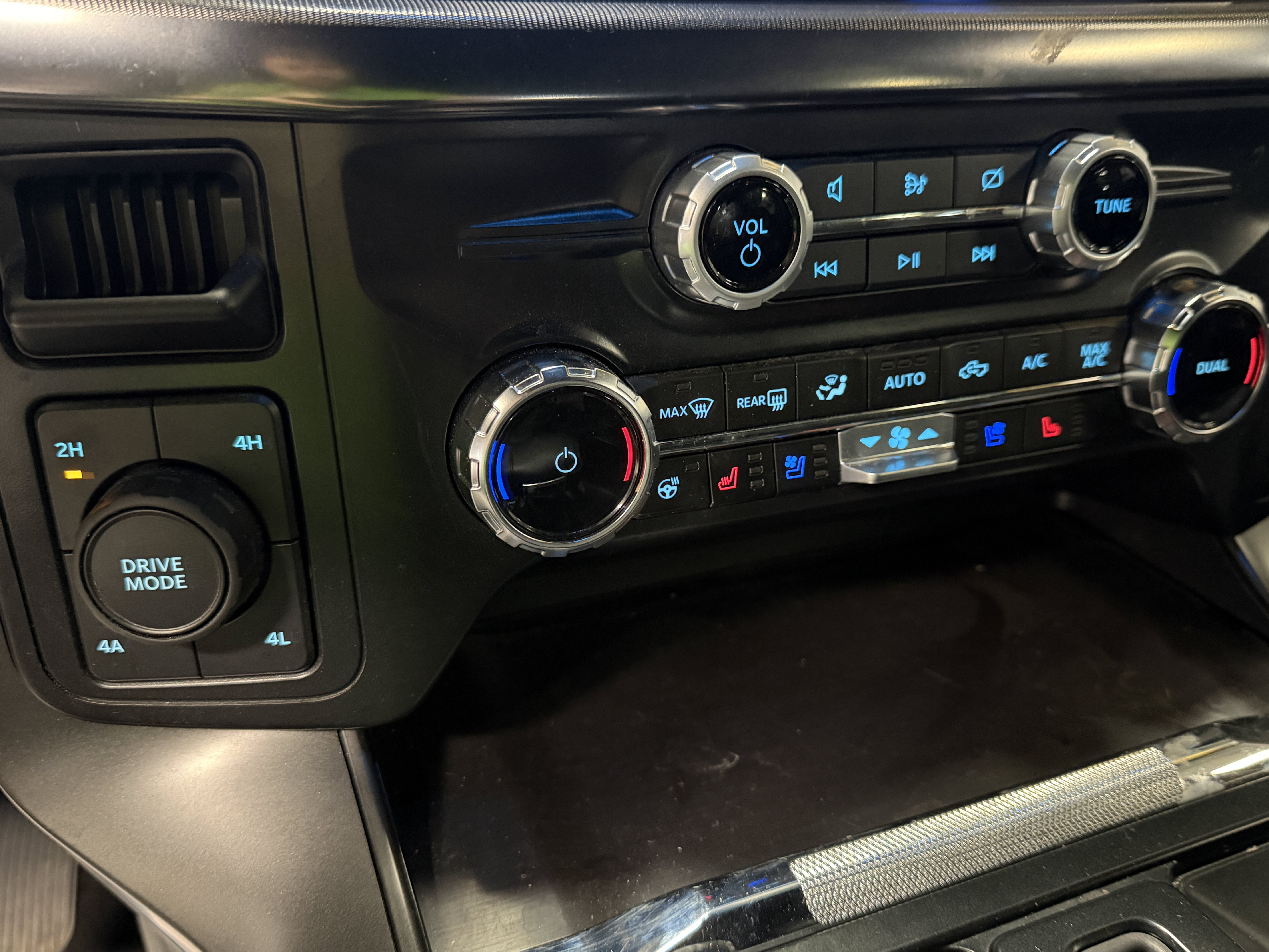 Used 2024 Ford F150 Lariat AWD/4WD image 13