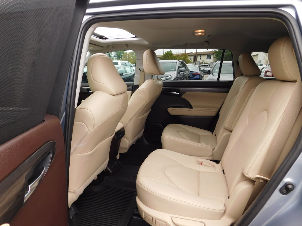 Used 2022 Toyota Highlander Limited FWD image 16