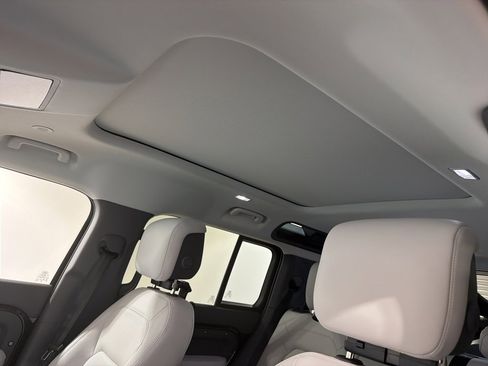 New 2026 Land Rover Defender 110 X-Dynamic SE image 19