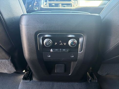 Used 2022 GMC Yukon XL SLT AWD/4WD image 16