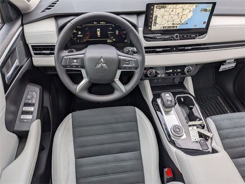 New 2025 Mitsubishi Outlander SE image 30